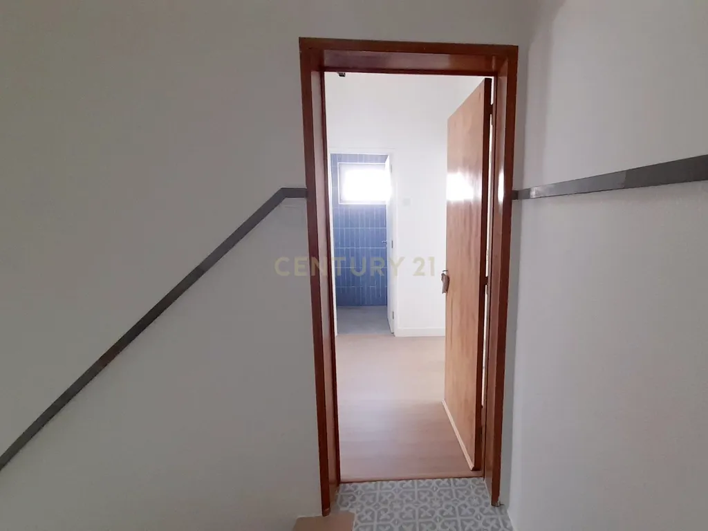 Apartamento t2 remodelado em zona muito sossegada de Santarém - Image 6