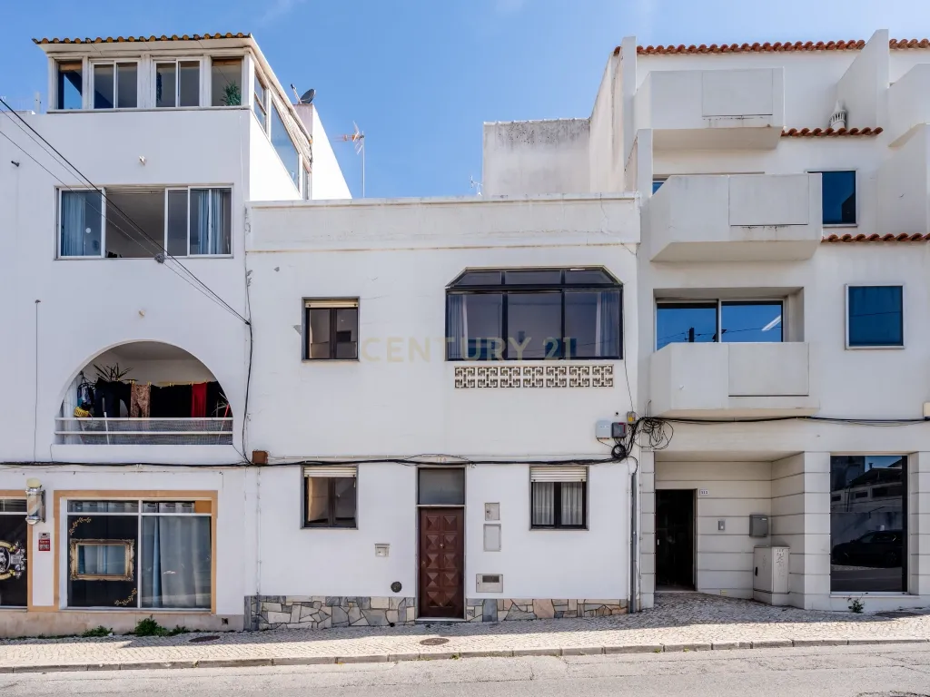 Moradia com 3 Quartos, Quintal e Terraço – Excelente Localização em Albufeira - Image 3