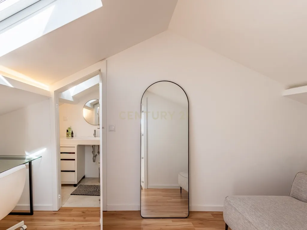 Apartamento T2 transformado em T3 com charme único em Alvalade - Image 24