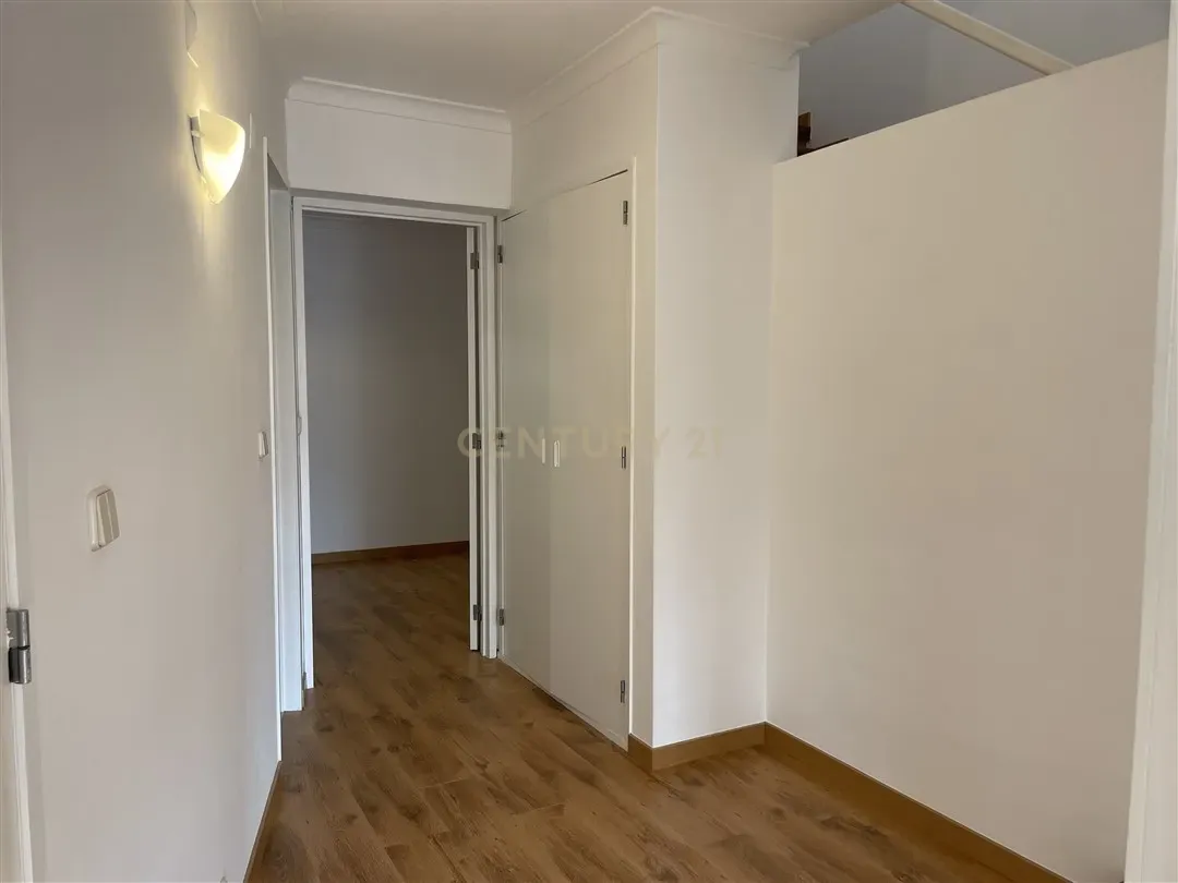 Apartamento T3 Duplex em Telheiras – 104 m², Estacionamento e Arrecadação - Image 11