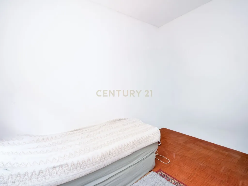 Apartamento T2 em zona central, inserido em prédio com 2 elevadores - Image 4