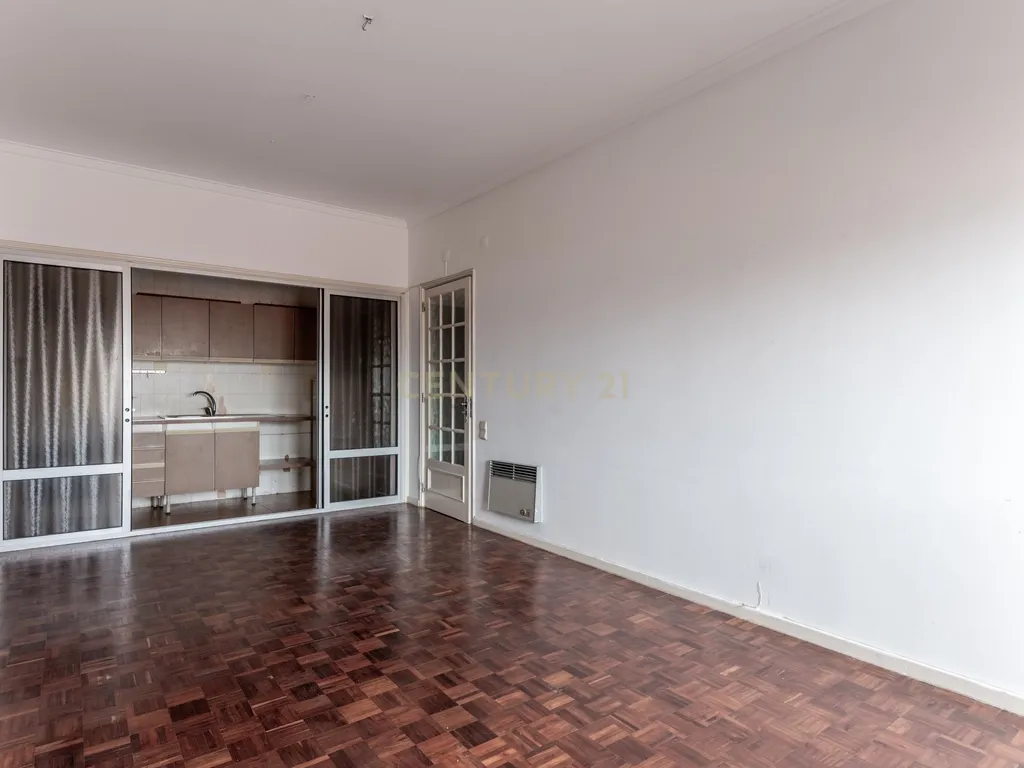 Centro de Lisboa - Crie o Seu Lar neste T1 com Charme e Versatilidade - Image 11