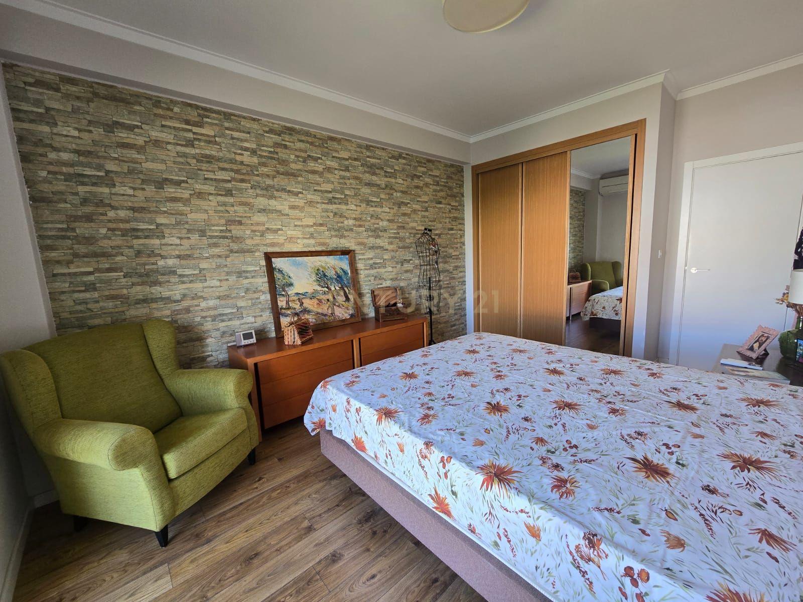 Apartamento T3 Transformado em T2 com Acabamentos de Luxo no Centro do Laranjeiro - Image 10