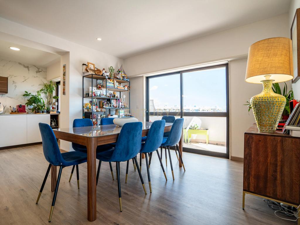Apartamento T4 na Póvoa de Santa Iria - Oportunidade Única! - Image 1