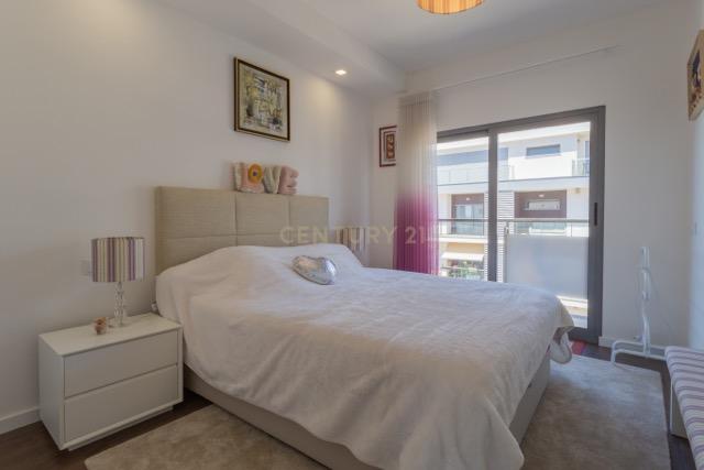 Luxuoso apartamento T3 duplex com Vista Panorâmica em Quinta de Santa Teresa, Charneca de caparica - Image 10