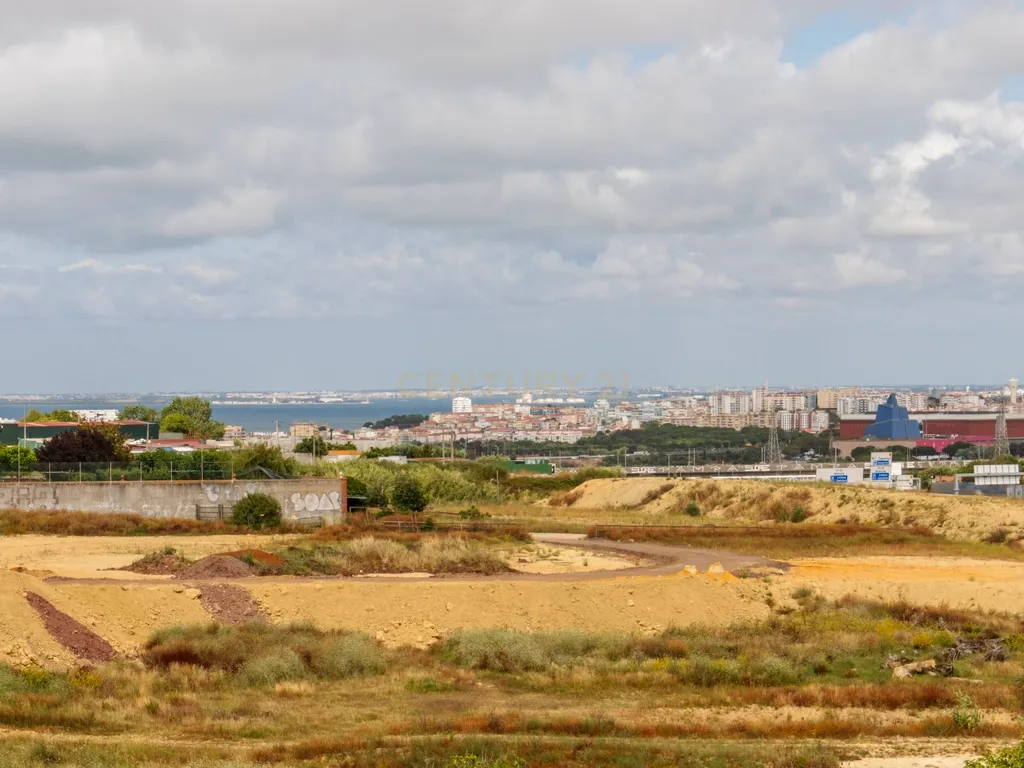 Espaçoso T3 com Varanda em Caparica, Almada - Image 41