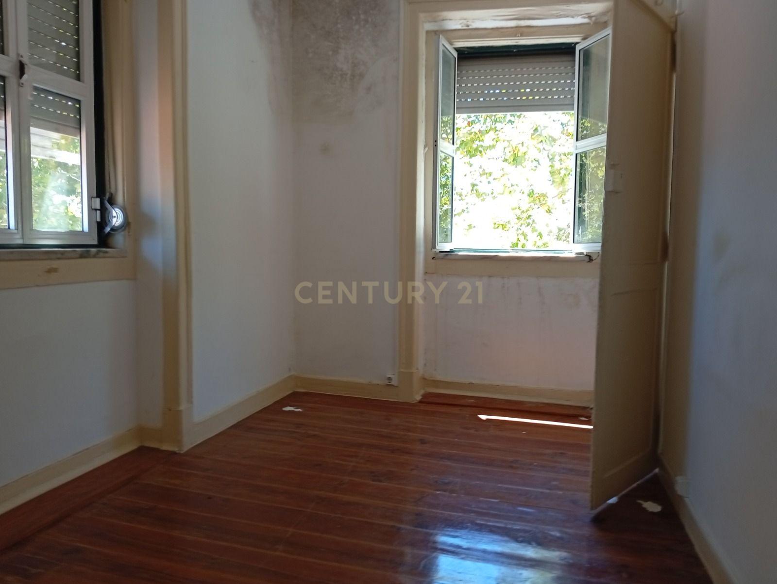 Fotografia 8 de Apartamento para remodelação total situado na zona oriental (a 10m a pé de Metro Santa Apolónia)