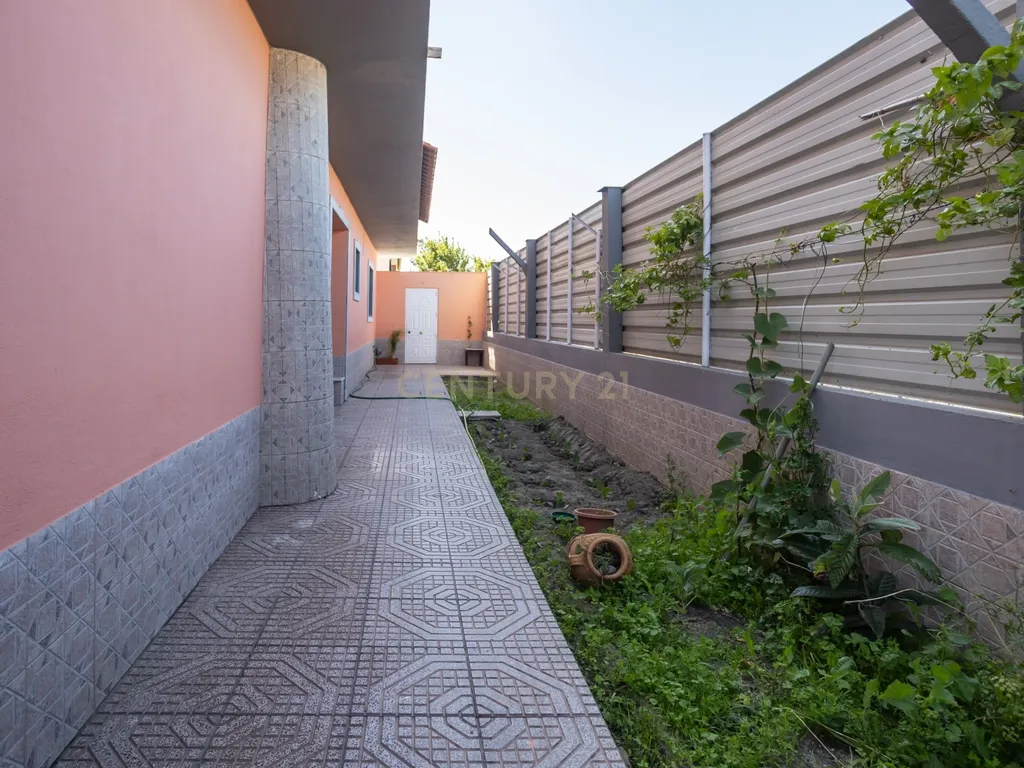 Moradia T4 com garagem e espaço exterior em Fernão Ferro (Em Avos) - Image 4