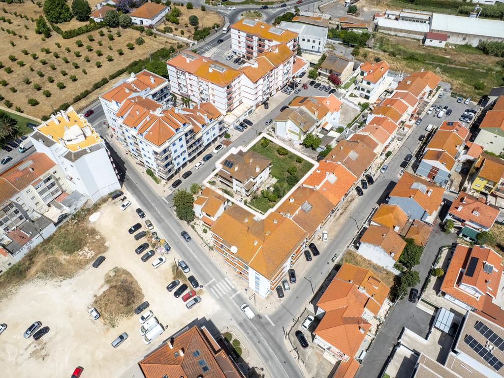 Excelente Moradia T7 no Carregado Inserida num generoso lote de 1.060m². - Image 17