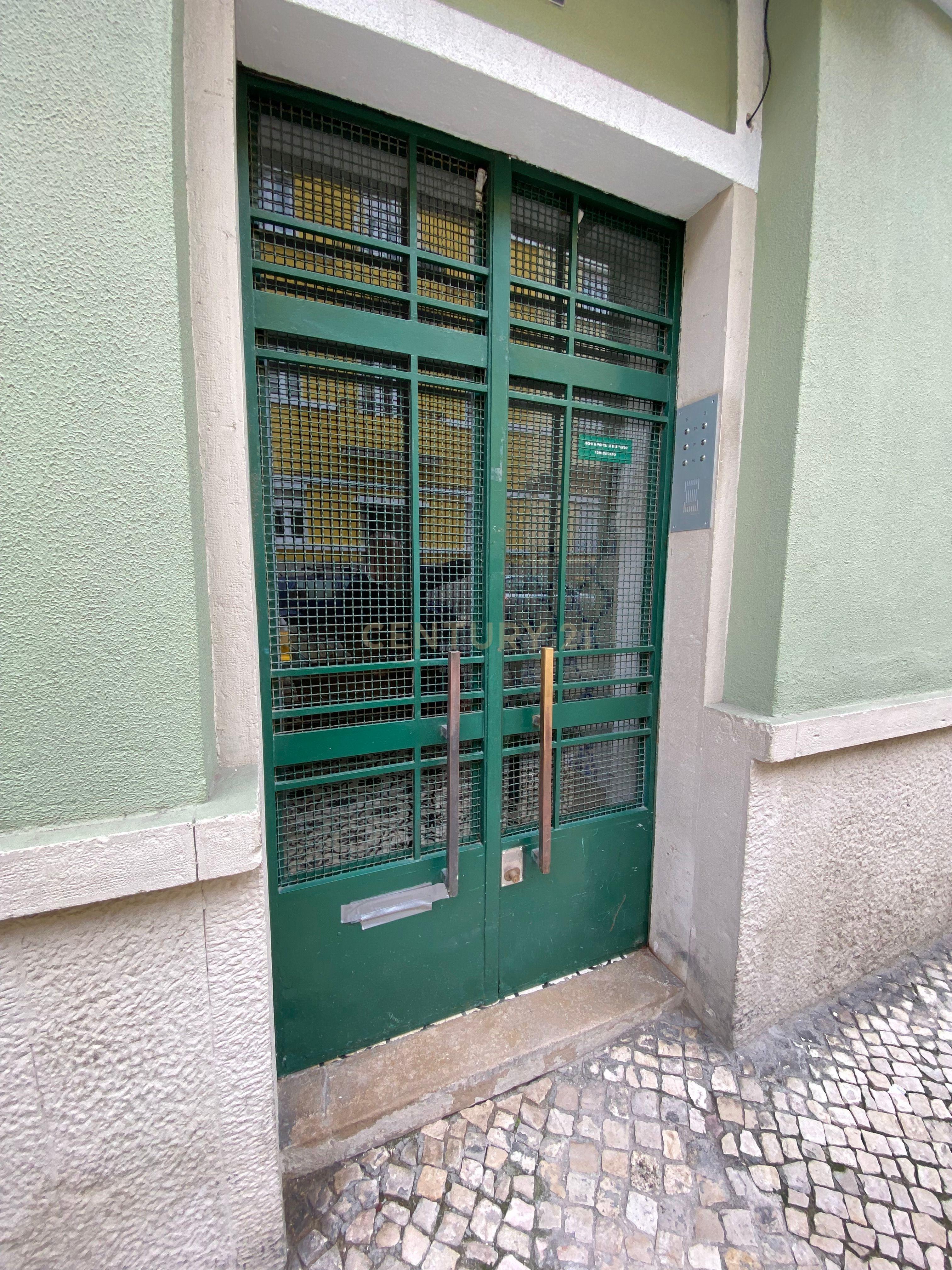 T3 com Sótão Remodelado e Terraço – Alcântara - Image 30