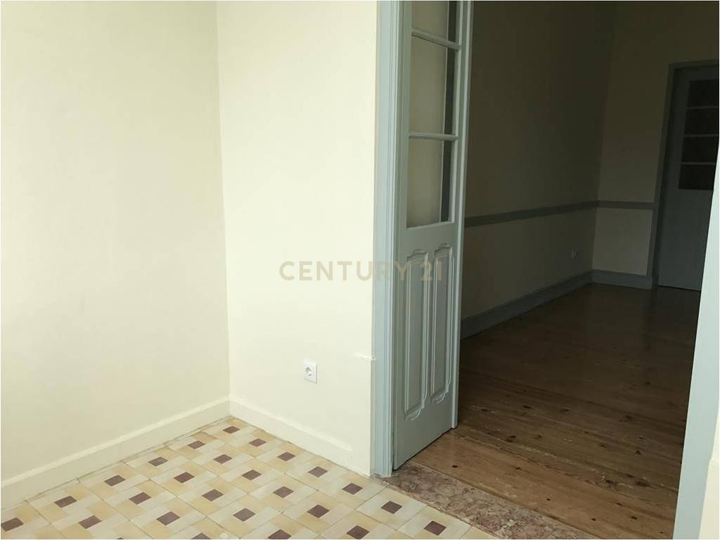 Apartamento T2+1 com Logradouro para Arrendar em Sete Rios - Image 8