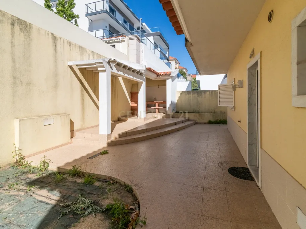 Moradia T4+1 | 368 m² | Garagem para 4 Viaturas | Casal do Bispo, Famões - Image 32