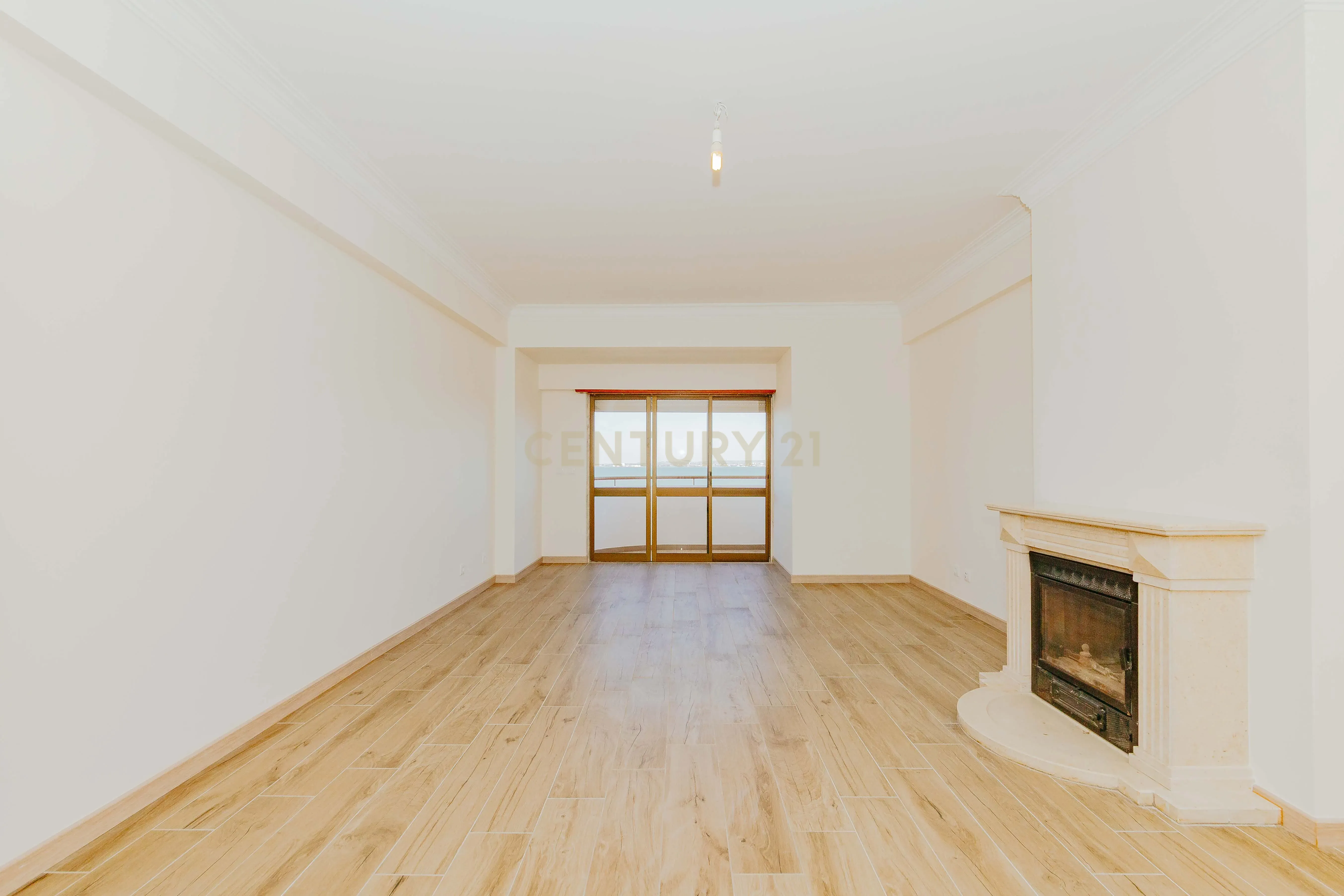 Apartamento T3 Renovado com Vista Rio em Santa Apolónia – Viva no Coração de Lisboa - Image 2