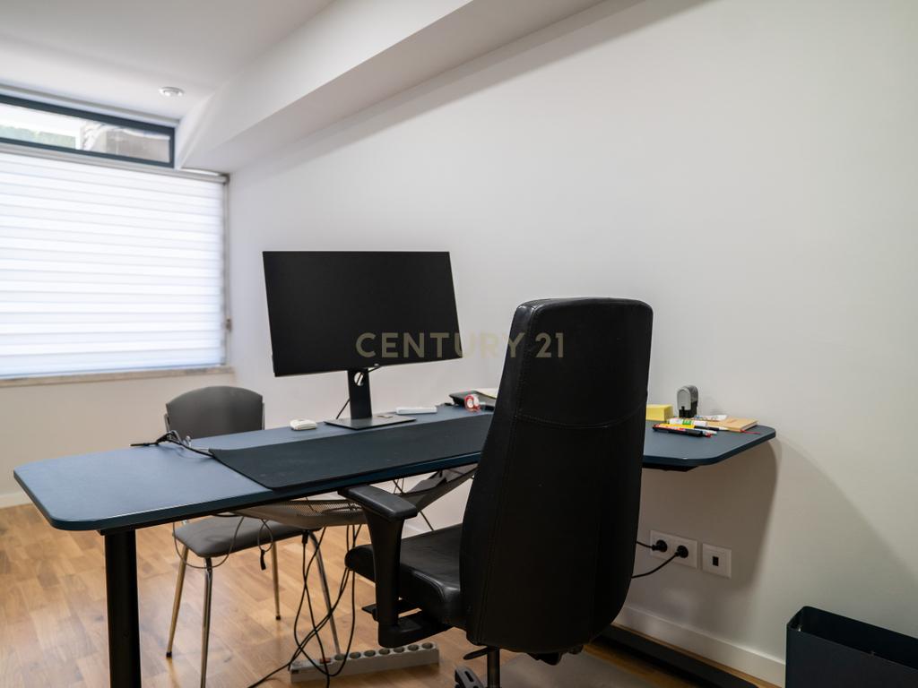 Escritório Mobilado para Arrendamento – Ramada, Odivelas | 92m² | 1.000€/mês - Image 3