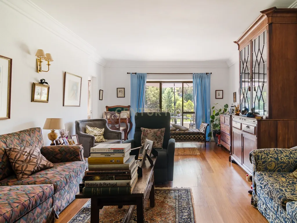 Apartamento T3+1 com varandas e terraço, junto ao Mercado da Vila, Cascais. Em Venda! - Image 1