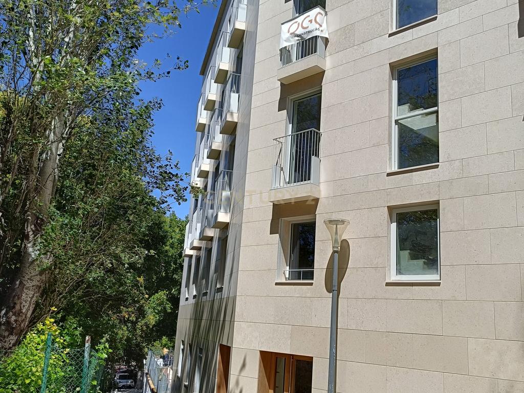 Excelente Apartamento T2 bastante Central no Areeiro com Jardim Privativo - Image 1