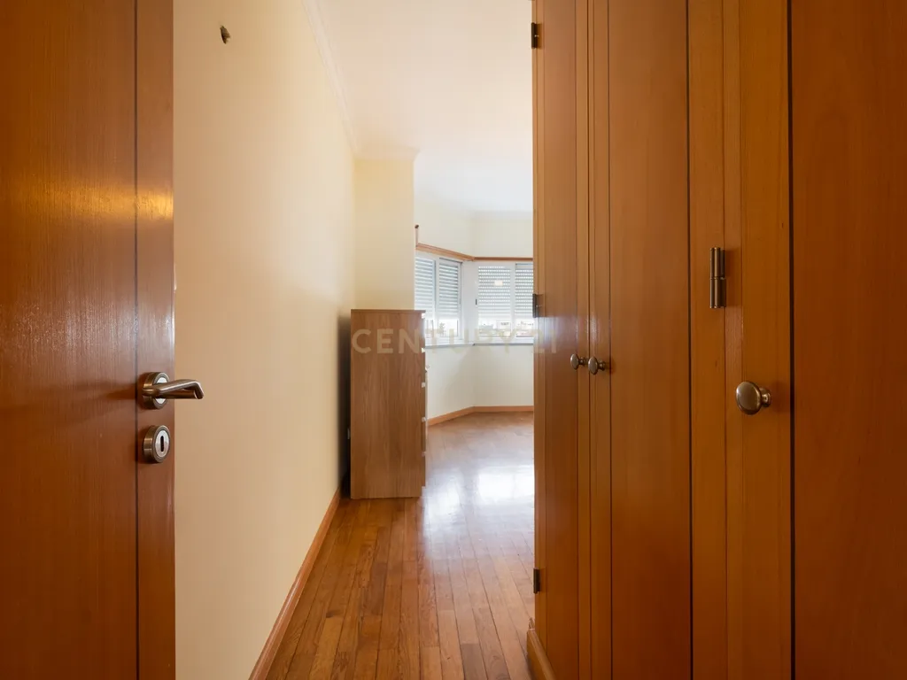 Apartamento T4 no Centro de Odivelas com Parqueamento para 3 Viaturas - Image 20
