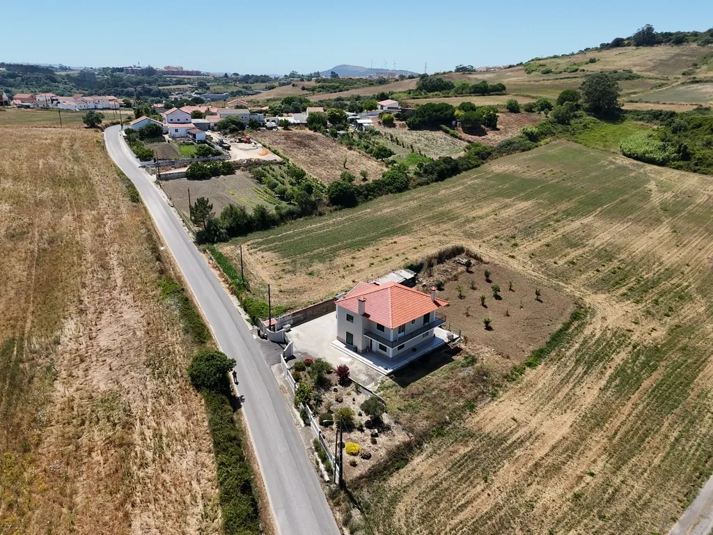 Moradia T5 com Garagem e Terreno em Sobral de Monte Agraço - Image 34