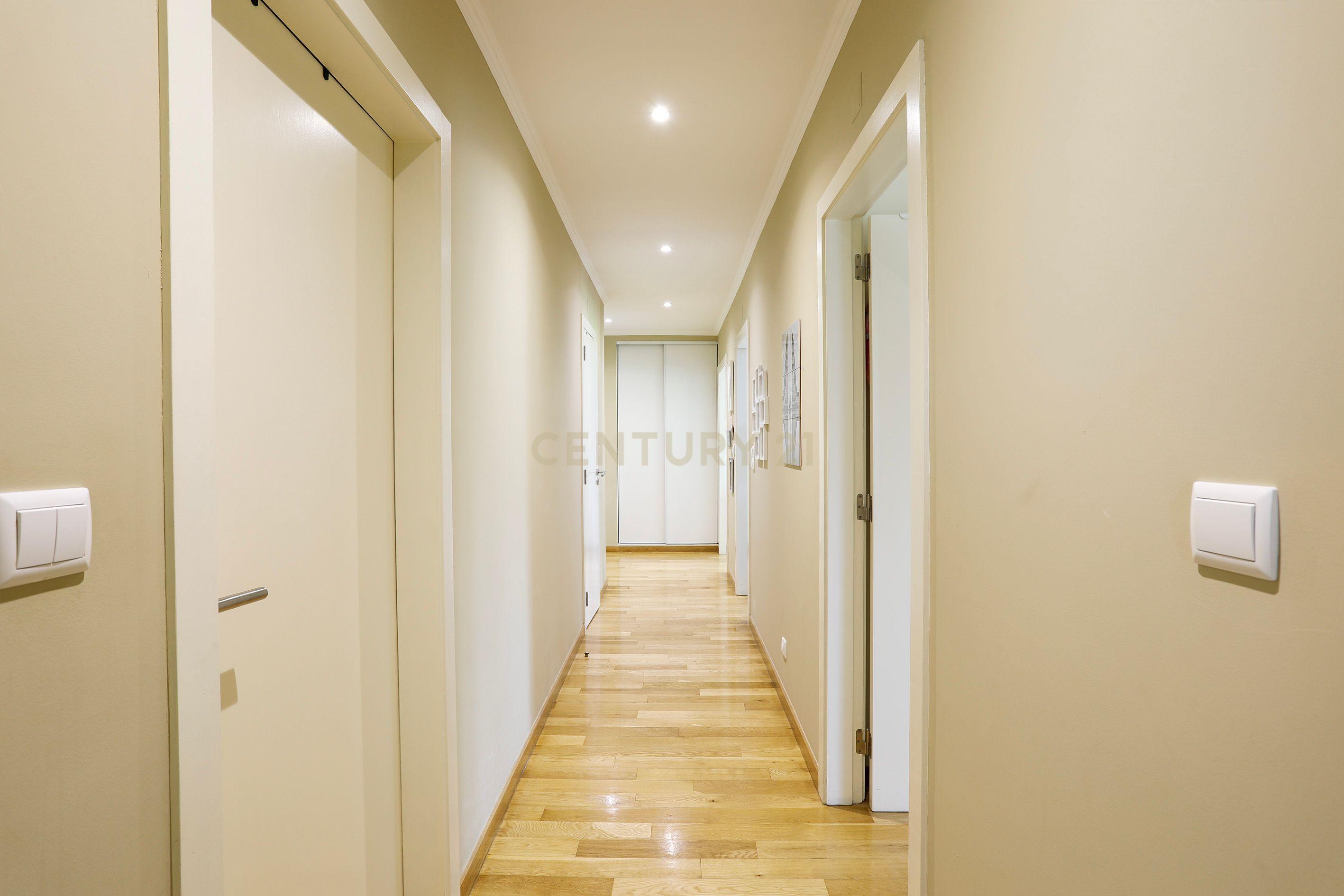Fotografia 4 de Apartamento T2 Moderno nas Colinas do Cruzeiro | 2 Lugares de Garagem e Varanda
