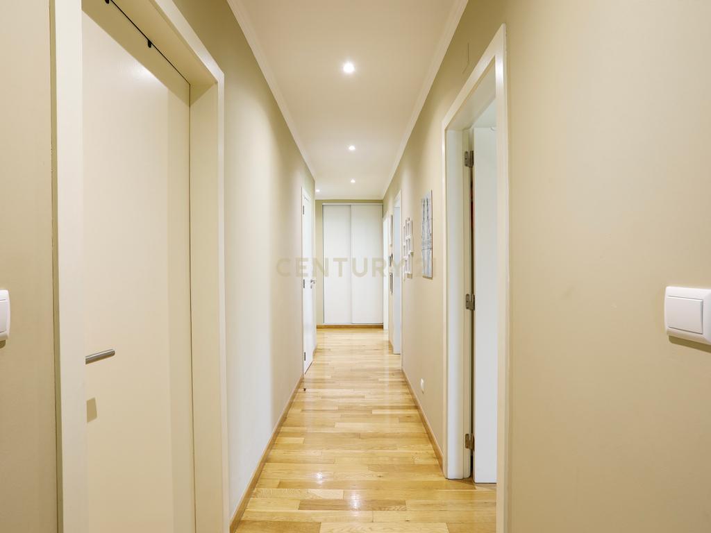 Apartamento T2 Moderno nas Colinas do Cruzeiro | 2 Lugares de Garagem e Varanda - Image 4