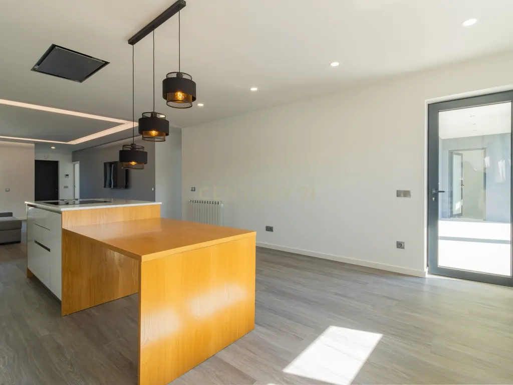 Propriedade Totalmente Renovada com Armazém/Garagem de Grande Dimensão e Piscina em Monte Real - Image 29