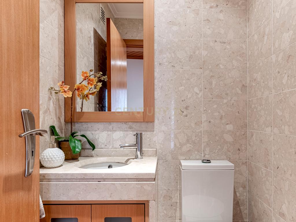 Apartamento T4 em Alfragide com Vista e Excelentes Acabamentos - Image 11