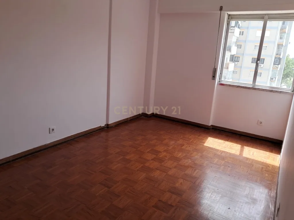 Apartamento T3 para arrendar – Entrada imediata - em Lisboa/ Benfica com garagem - Image 8