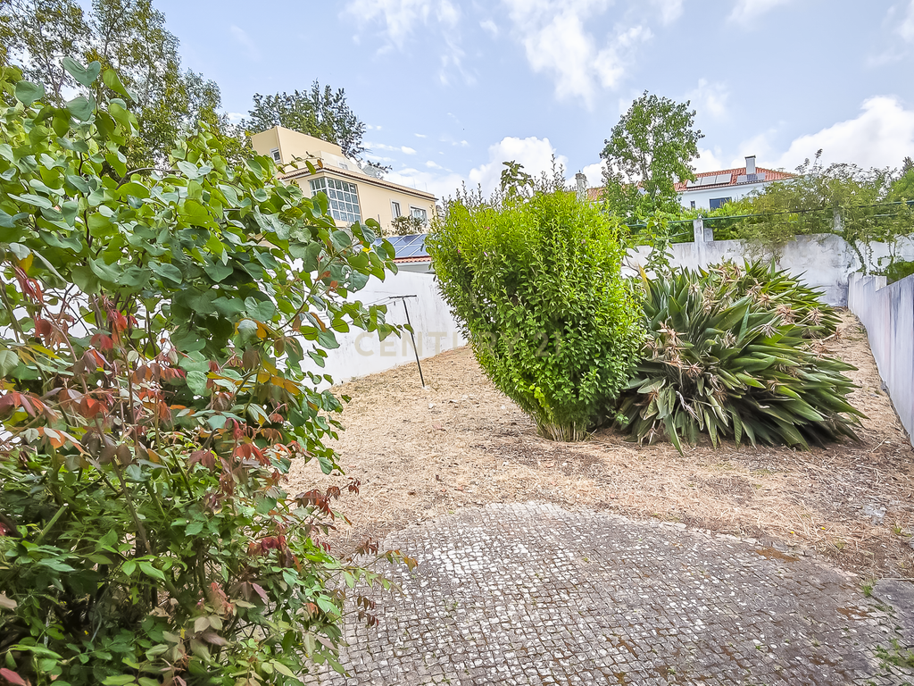 Moradia Restelo com enorme potencial  - Image 4