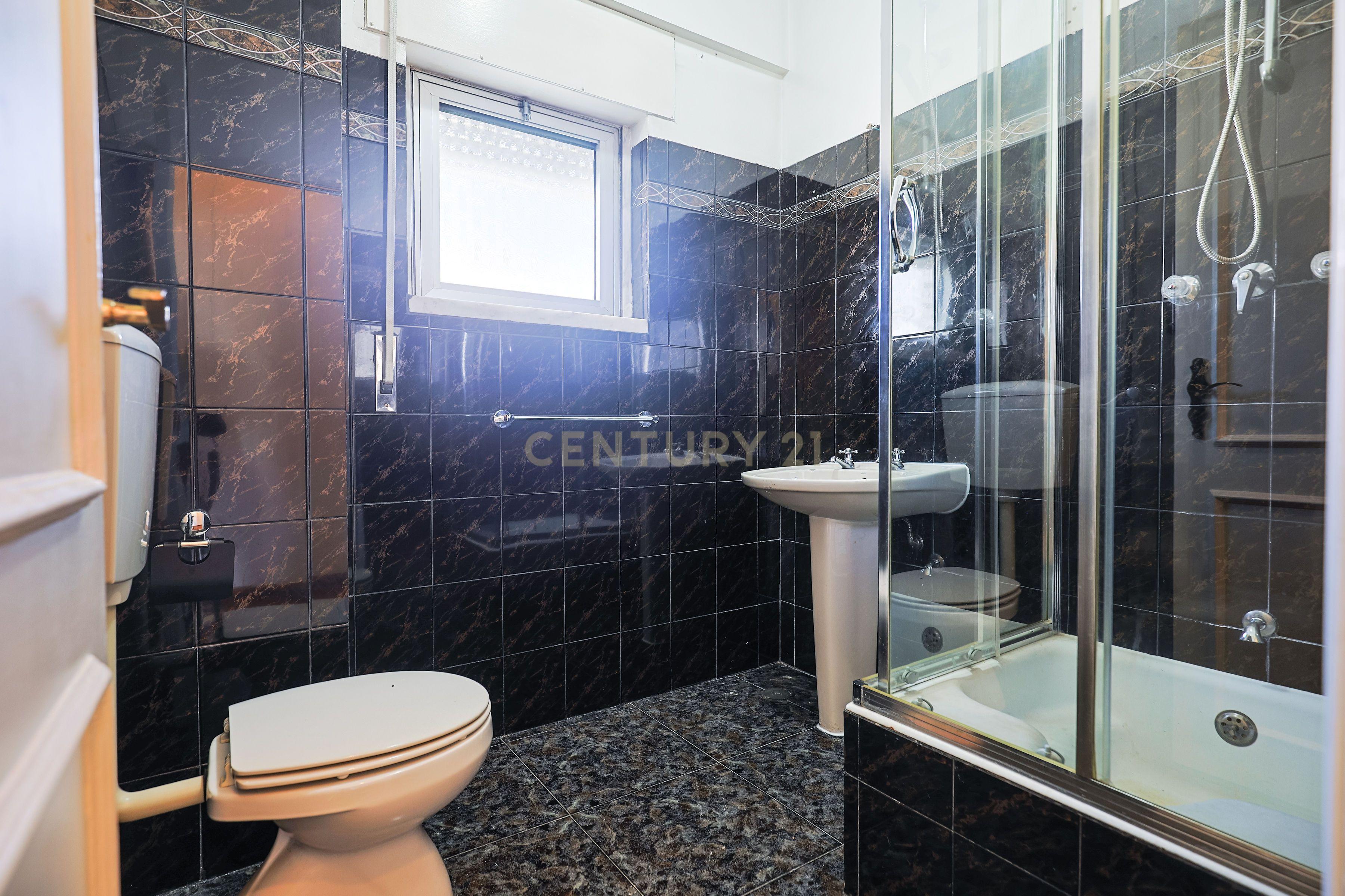 Apartamento T3 com elevador e varanda em Vila Franca de Xira - Image 8