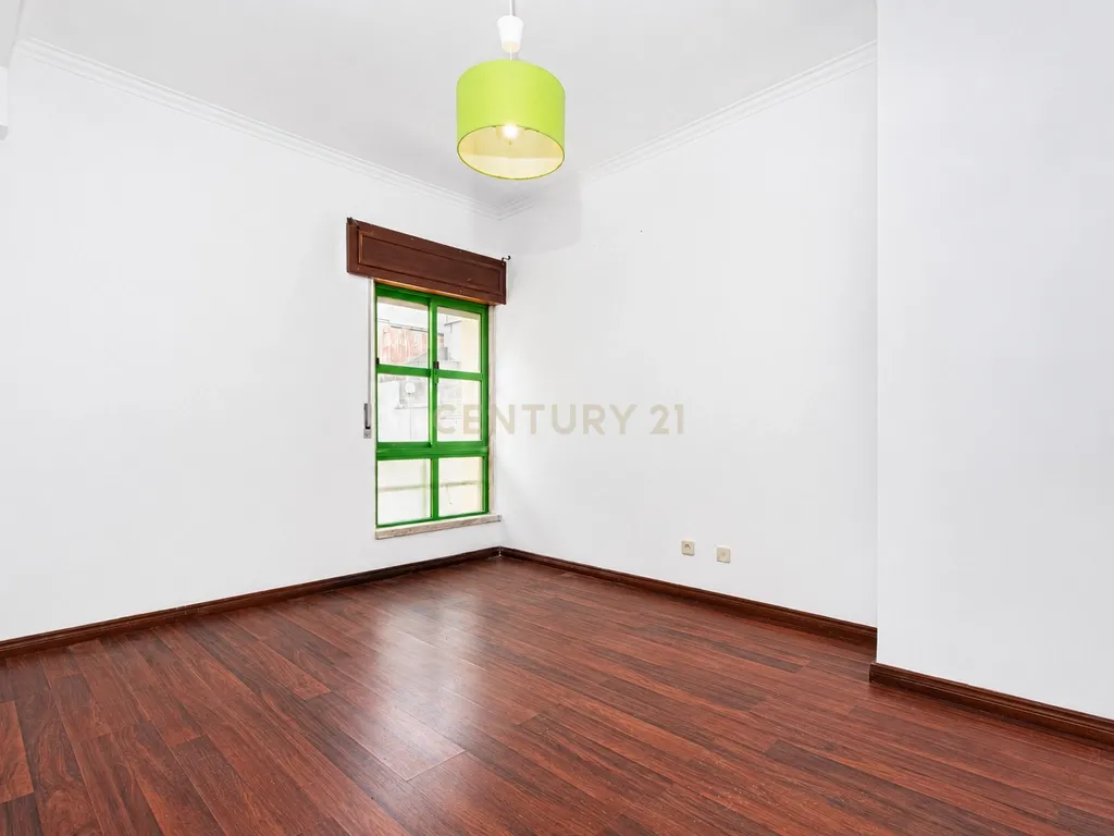 Apartamento T3 com Parqueamento e Arrecadação | Rio de Mouro - Image 4