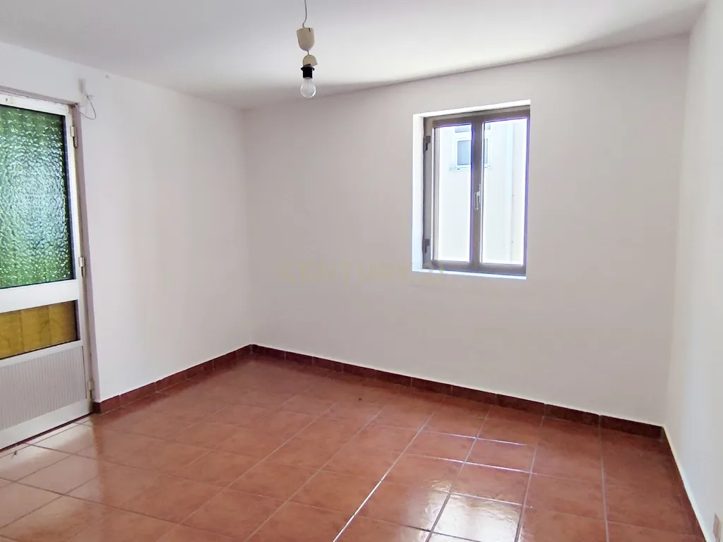 Casa geminada de dois pisos com reabilitação parcial em Vidago / Chaves - Image 14