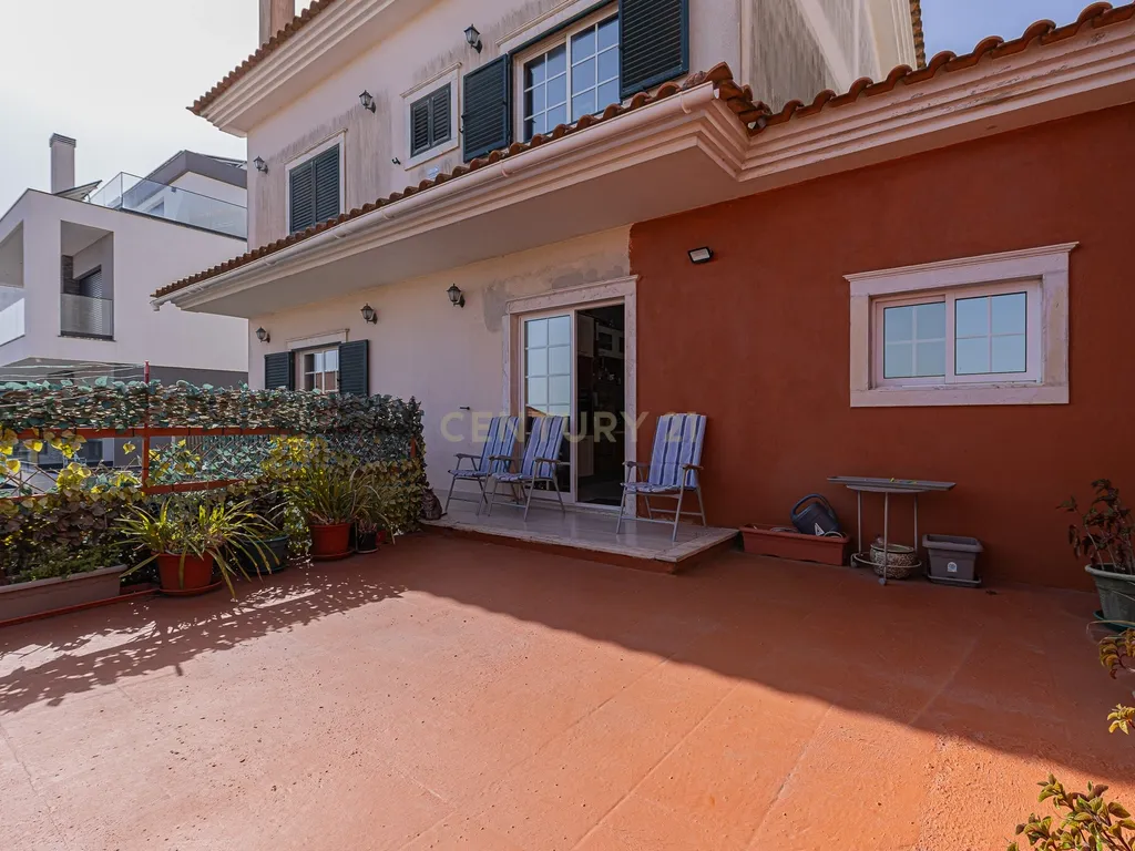Moradia T4 com 3 Pisos + Sótão e Garagem — Famões - Image 21