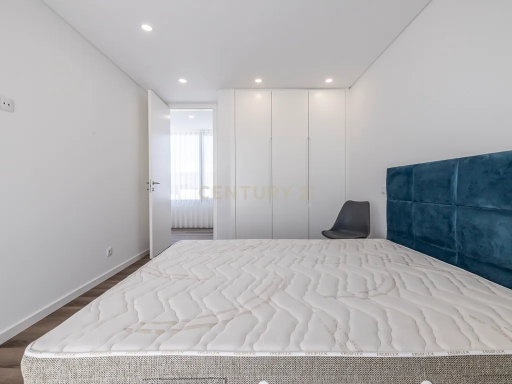 Moradia T4 Moderna com Piscina Aquecida e Jacuzzi a 15 Minutos da Praia - Image 18