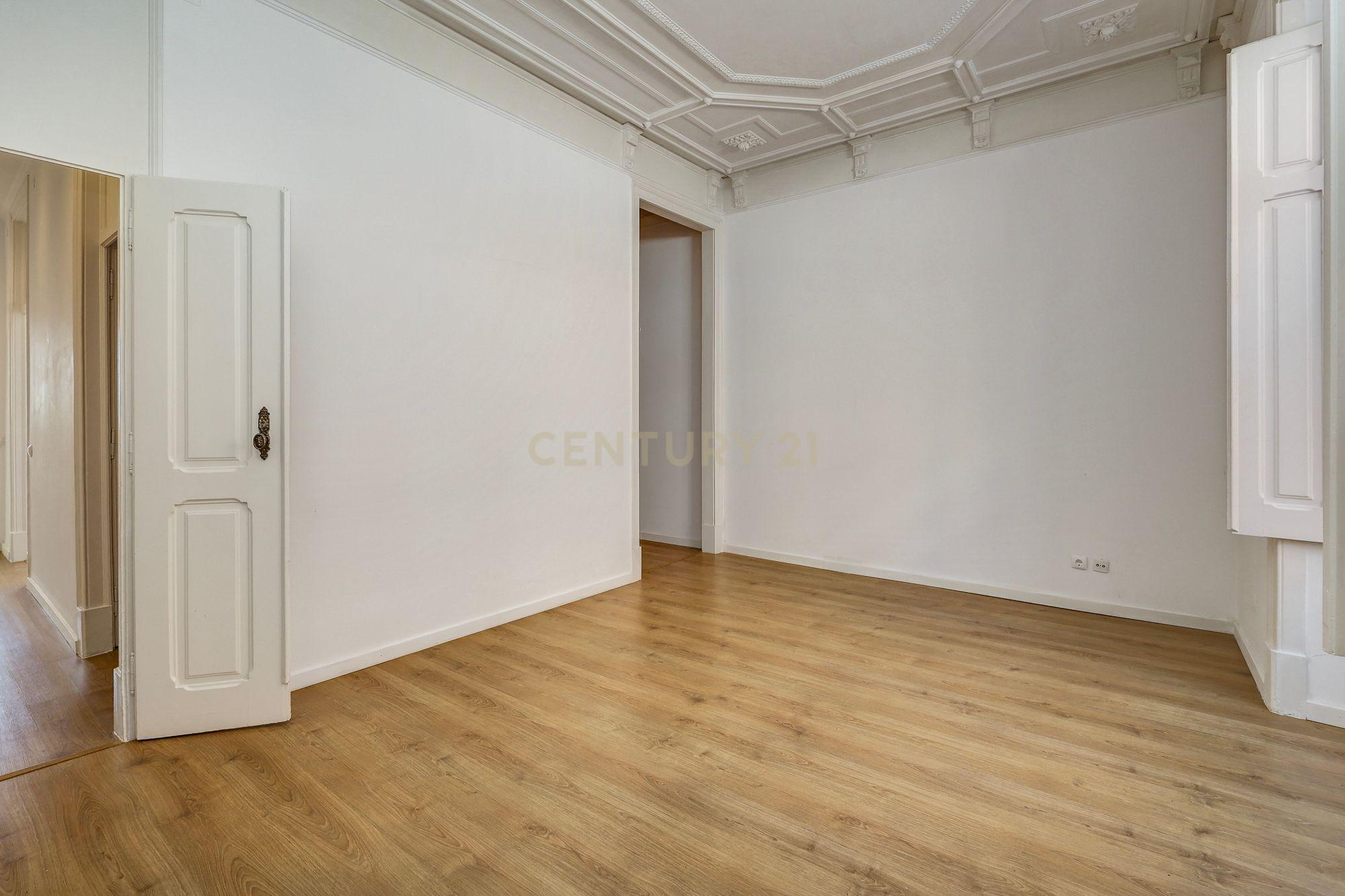 Fotografia 11 de Arrendamento de Apartamento T3, Renovado, na Lapa - Estrela