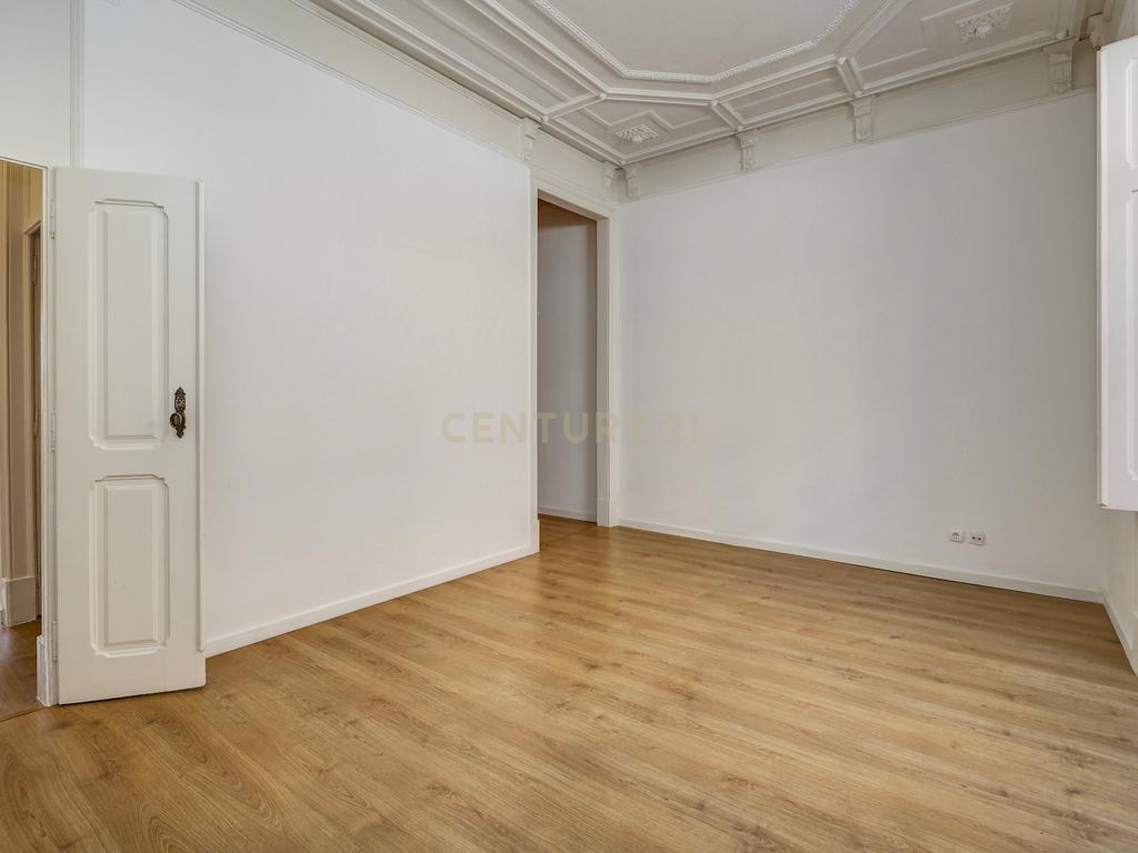 Arrendamento de Apartamento T3, Renovado, na Lapa - Estrela - Image 11