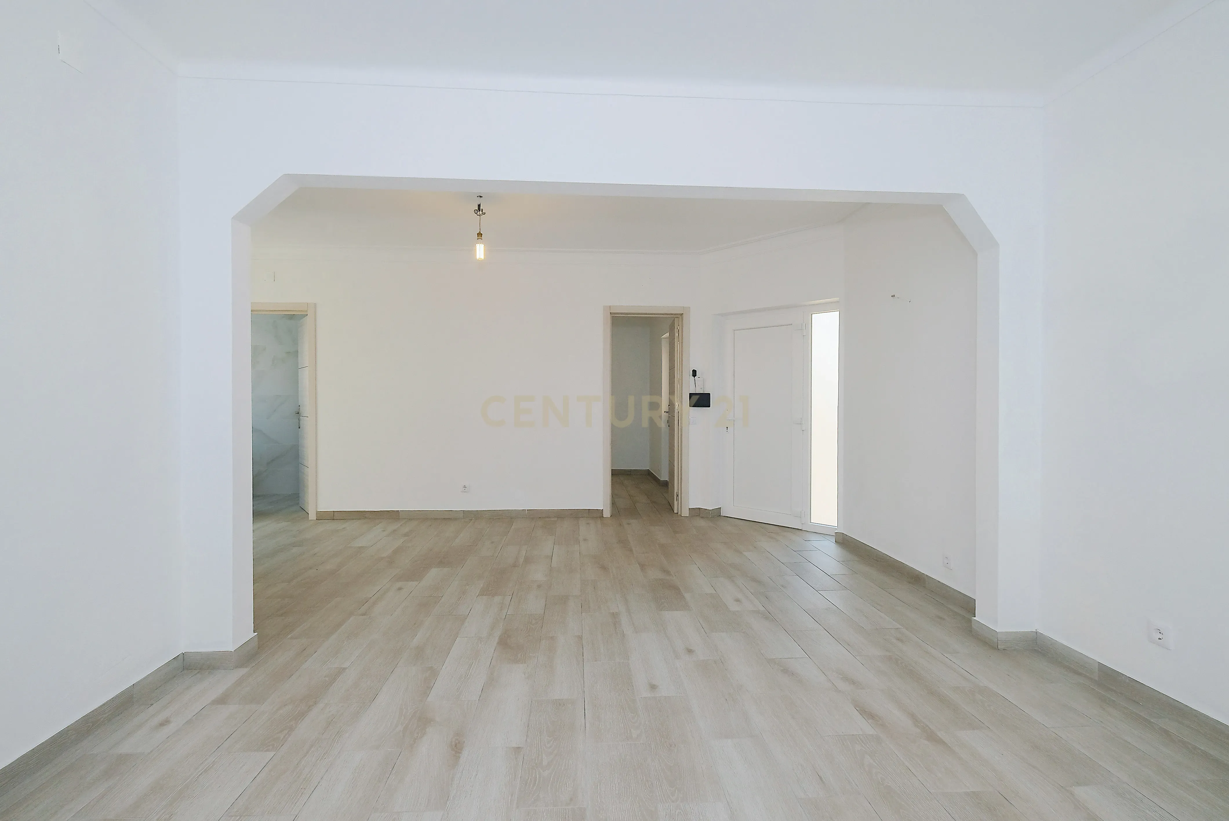 Fotografia 5 de Moradia T4 Renovada no Estoril | Conforto, Espaço e Excelente Localização