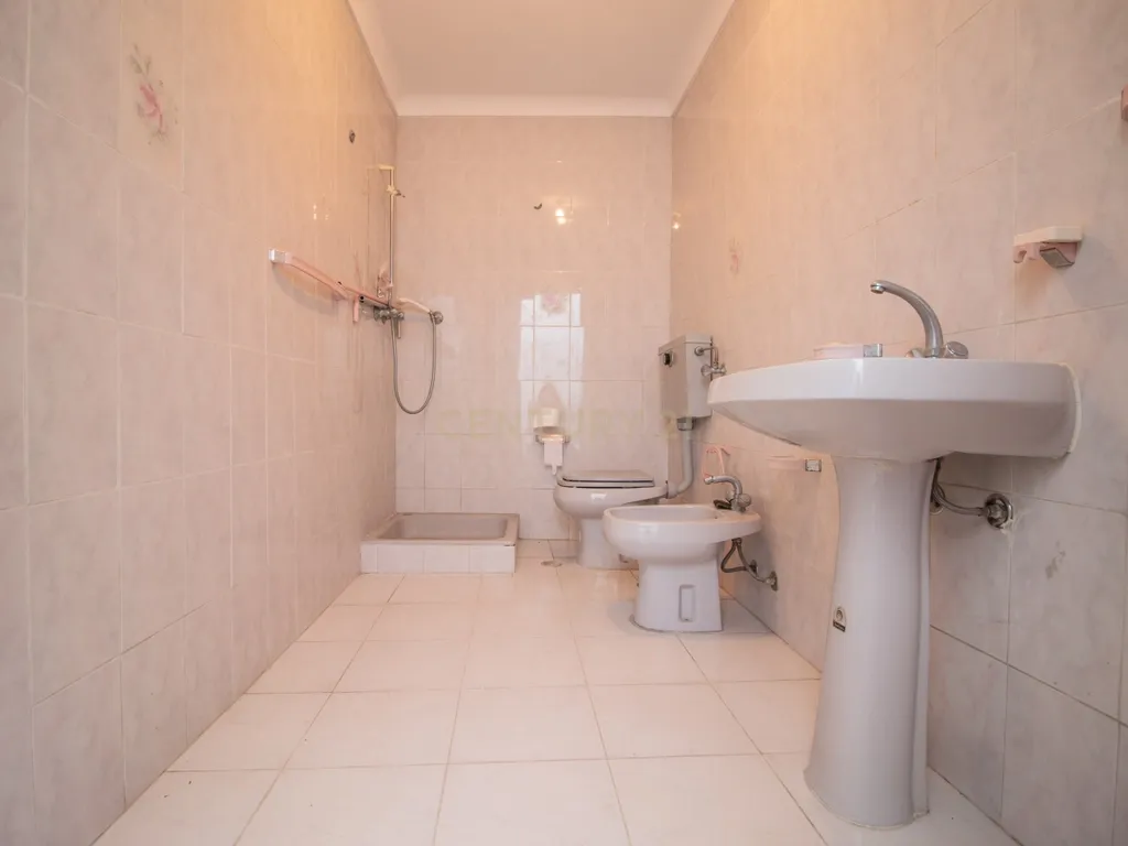 Oportunidade única em Abrunheira! Moradia T3+2 com terraço e vistas panorâmicas - Image 23