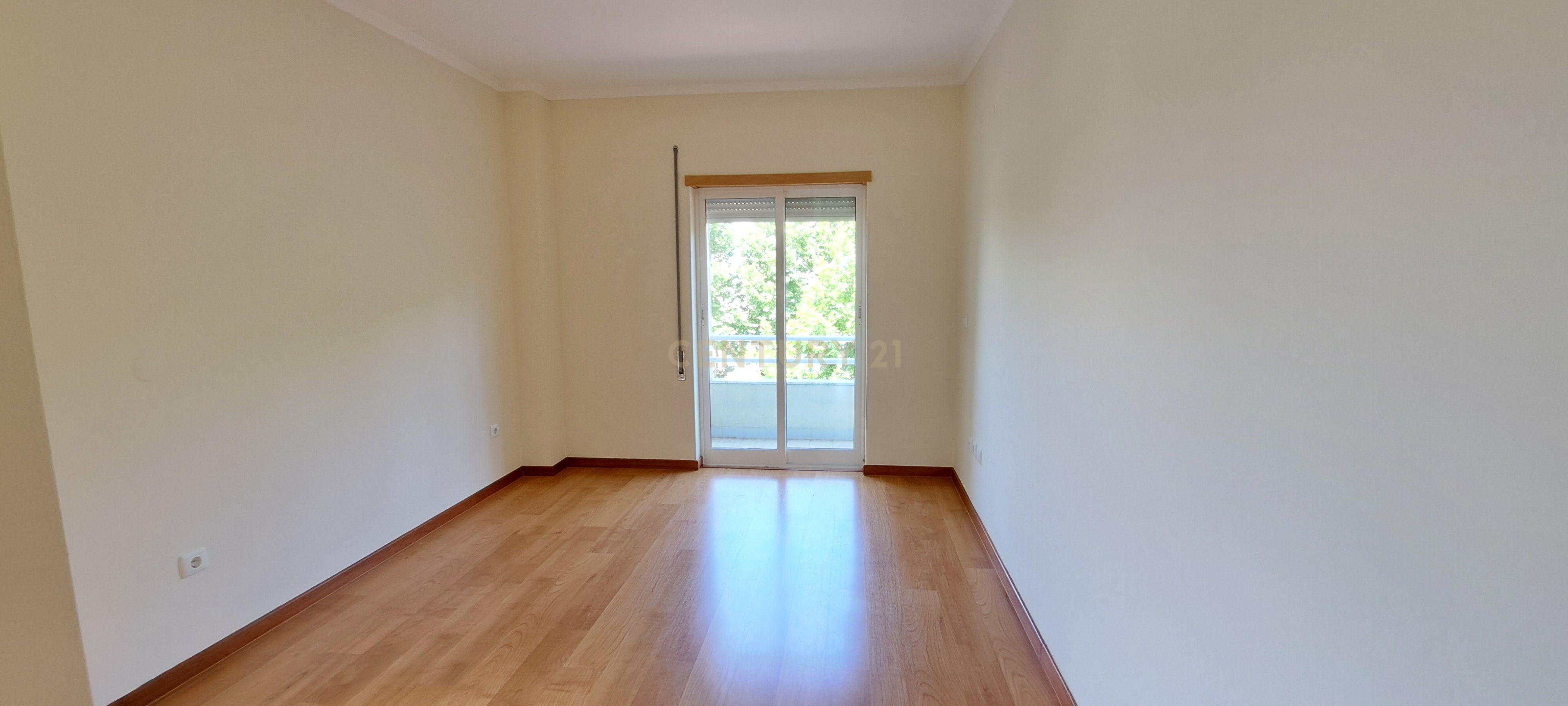 Apartamento T2 com arrecadação e lugar de garagem no Montijo. - Image 9