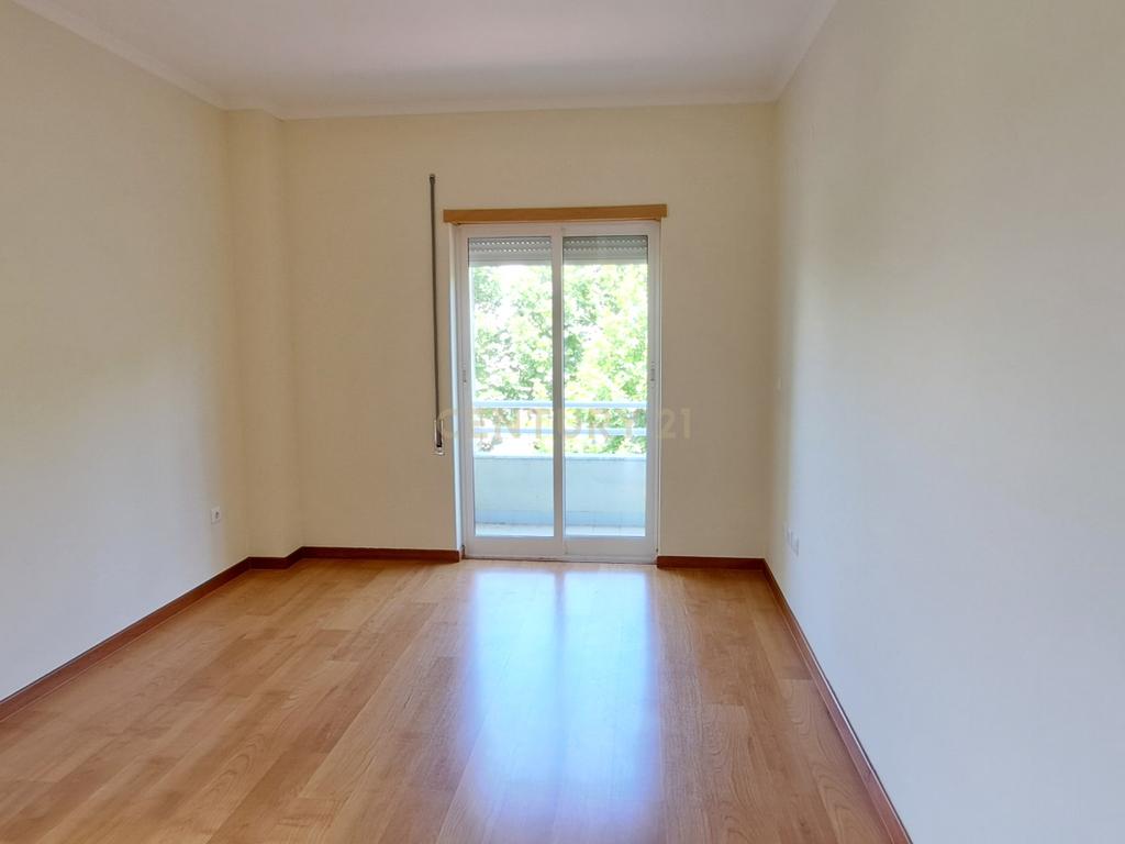 Apartamento T2 com arrecadação e lugar de garagem no Montijo. - Image 9