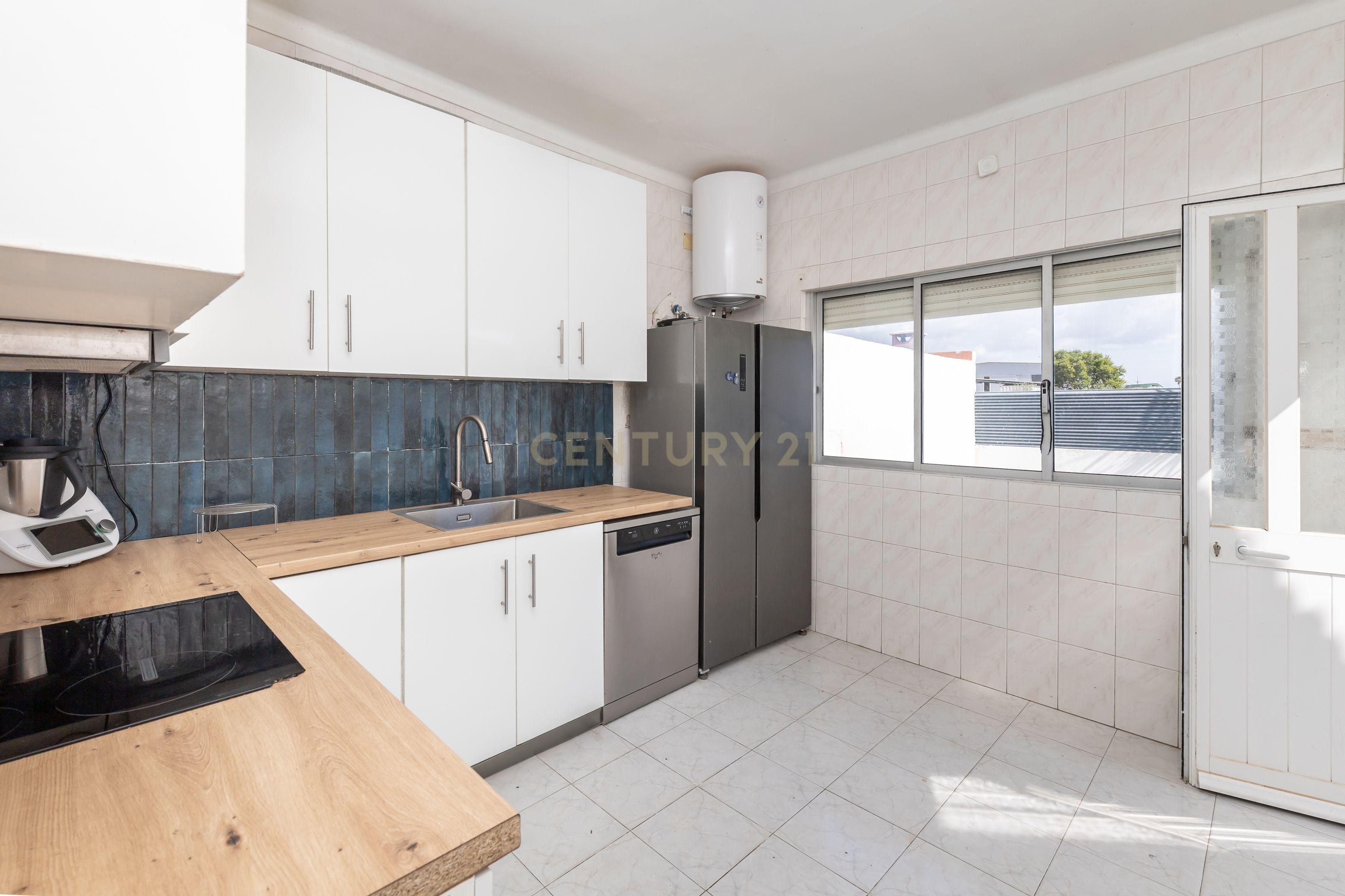 Moradia T2 em Sarilhos Pequenos Remodelada. - Image 11