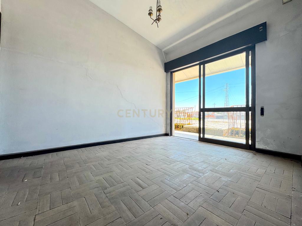 Moradia com 4 quartos, 3 armazéns e muito potencial em Freamunde, Paços de Ferreira - Image 11