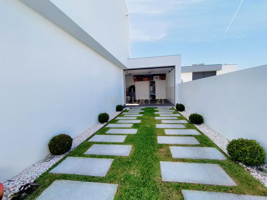 Moradia T4 Moderna com Piscina e Jardim – Touguinha - Image 6