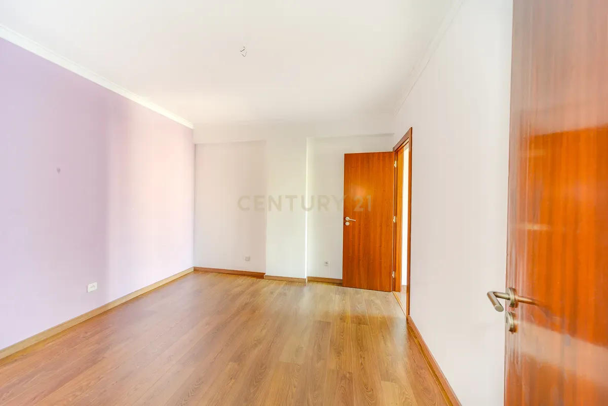 Fotografia 7 de Apartamento T2 com 75 m², situado numa zona central e muito procurada do Cacém
