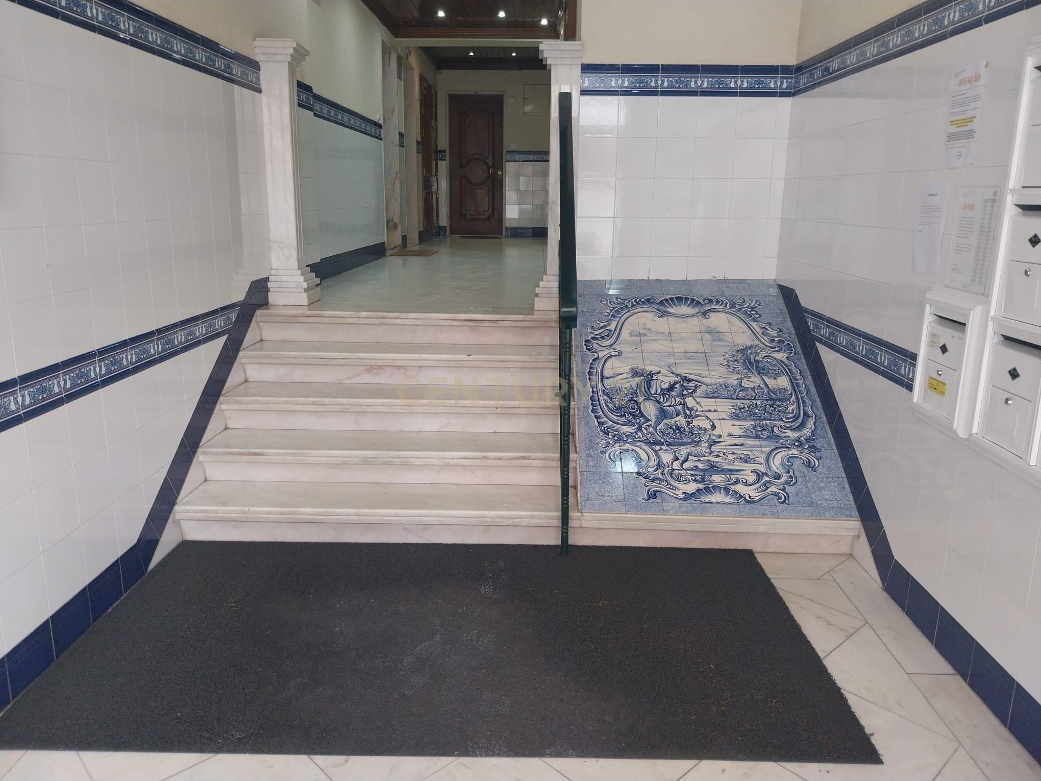 T2 R/ch mobilado em Belas, junto a Massamá Norte - Image 19