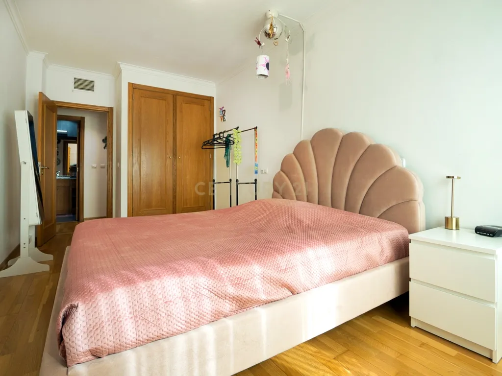 T3 espaçoso e luminoso no coração de Prior Velho - Image 10