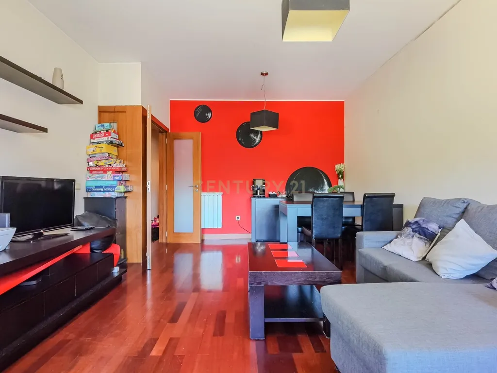 Apartamento T2 com Garagem e Arrumos — Coronado, São Mamede - Image 23