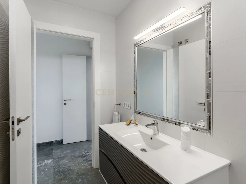 Luxuosa Moradia T4 com Vista Mar e Piscina em Almería - Image 94