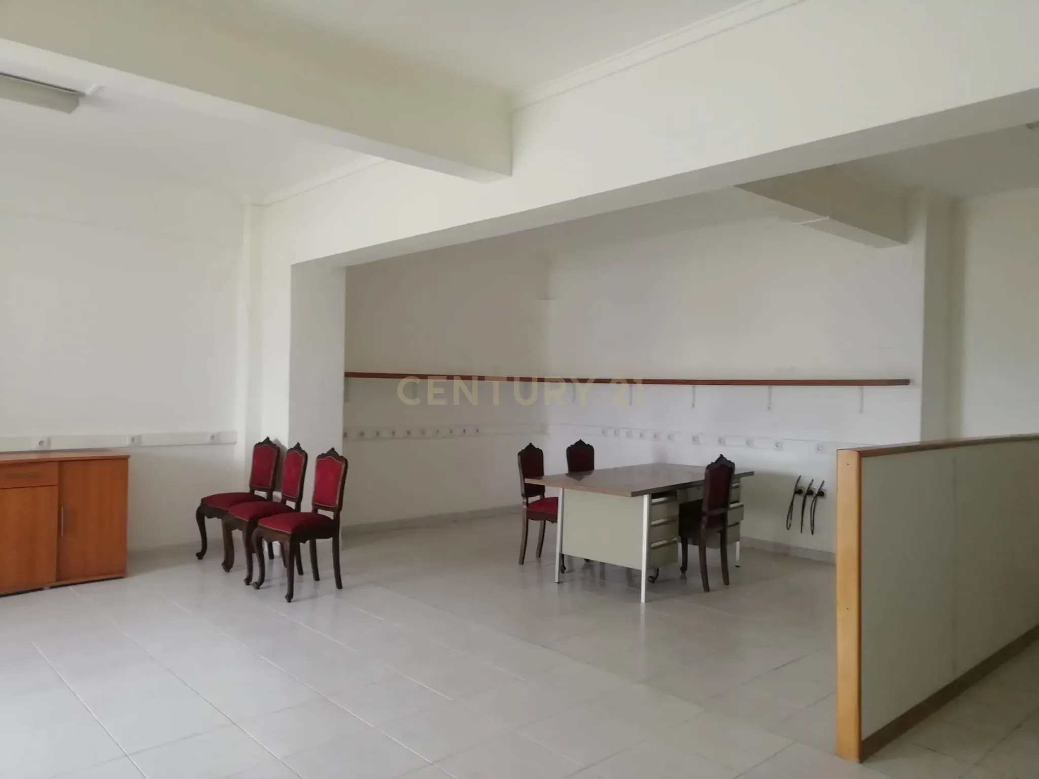Fotografia 4 de EXCELENTE PARA HABITAÇÃO DE  -   112m2. ou PARA NEGOCIO.    ENTRE A  REBOLEIRA E DAMAIA.