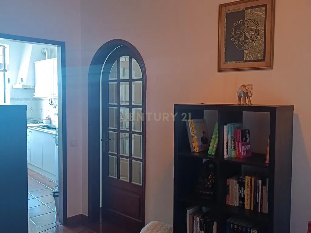 Apartamento T3 com 115 m² em Fazendas de Almeirim, concelho de Almeirim, distrito de Santarém. Apartamento localizado no 2. º andar de um edifício sem elevador. - Image 5