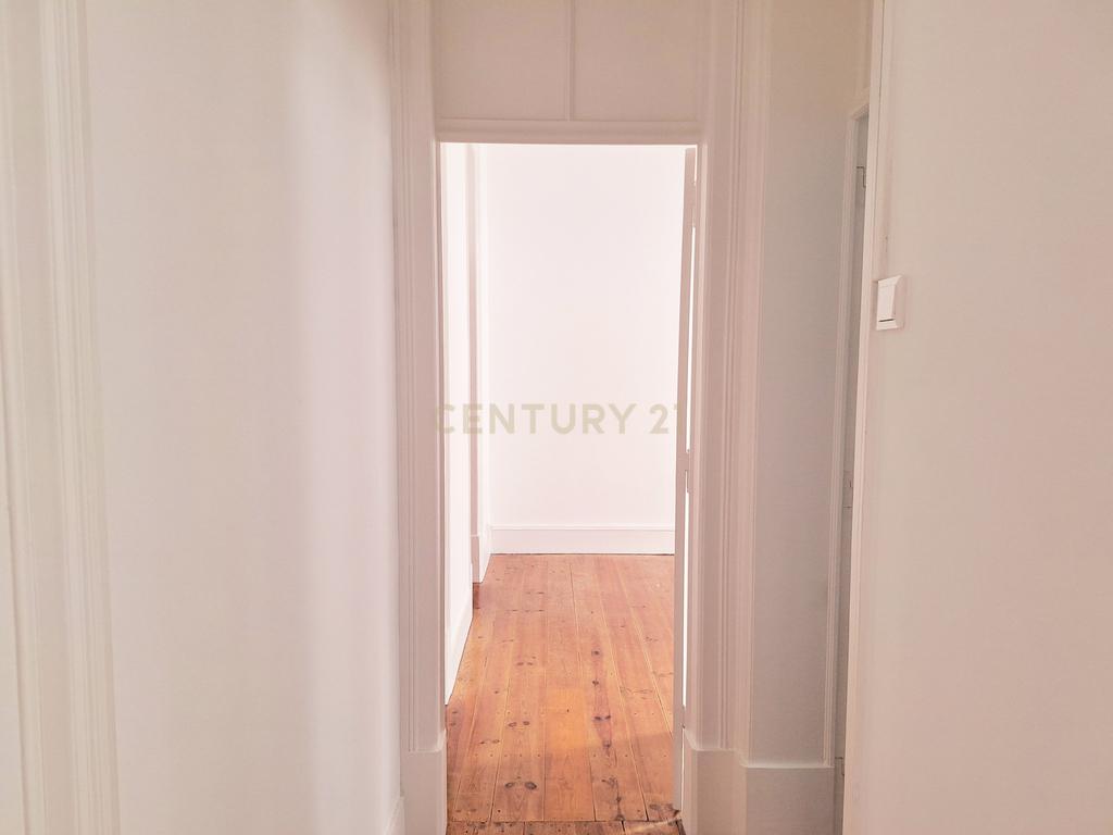  Apartamento T3+2 para Arrendamento em Campolide - Image 26
